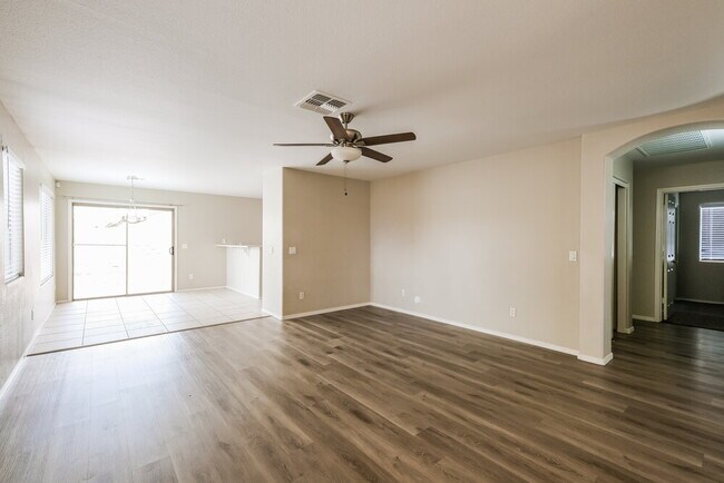 Foto del edificio - 6054 W Jones Ave