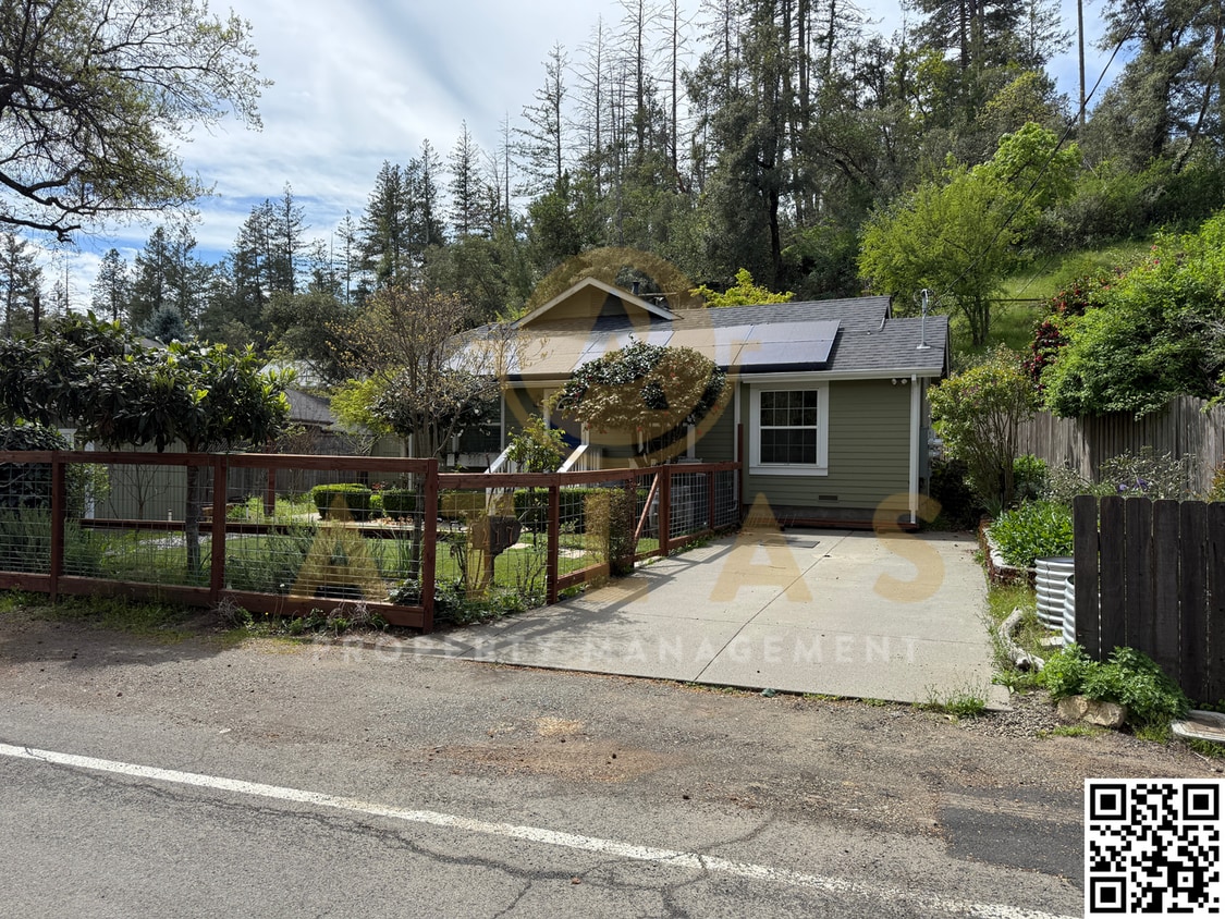 Primary Photo - 417 College Ave