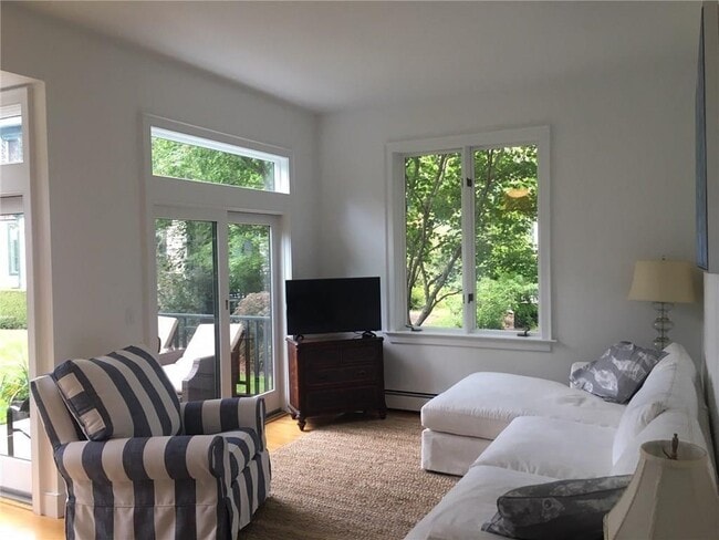 Foto del edificio - 158 Narragansett Avenue UNIT 1-C C