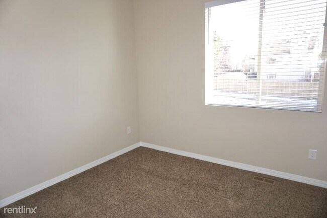 Building Photo - 4 br, 4.5 bath Townhome - 3365 Redcoat Ln