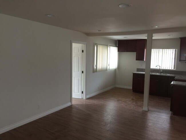 Building Photo - 465 Marengo N Ave