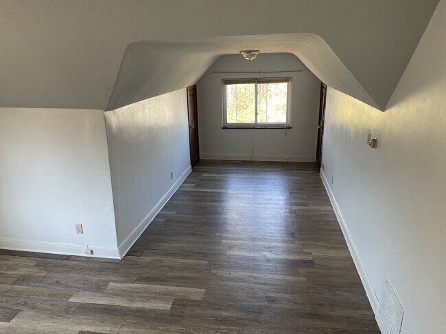 Building Photo - Forest Ave