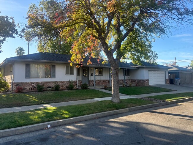 Building Photo - This Spacious 4/2 Charmer in an Excellent ...