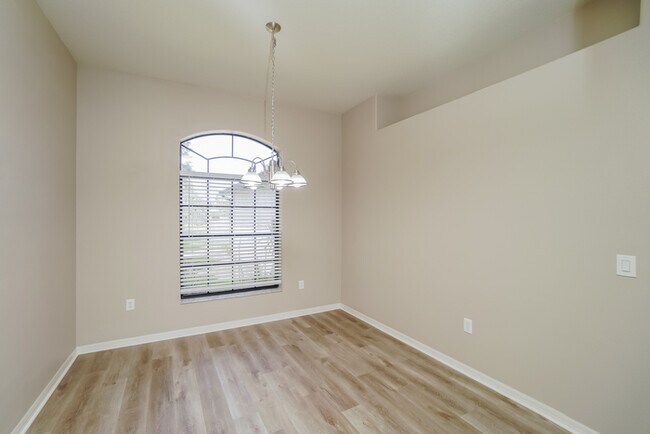 Foto del edificio - 6034 Beechwood Dr