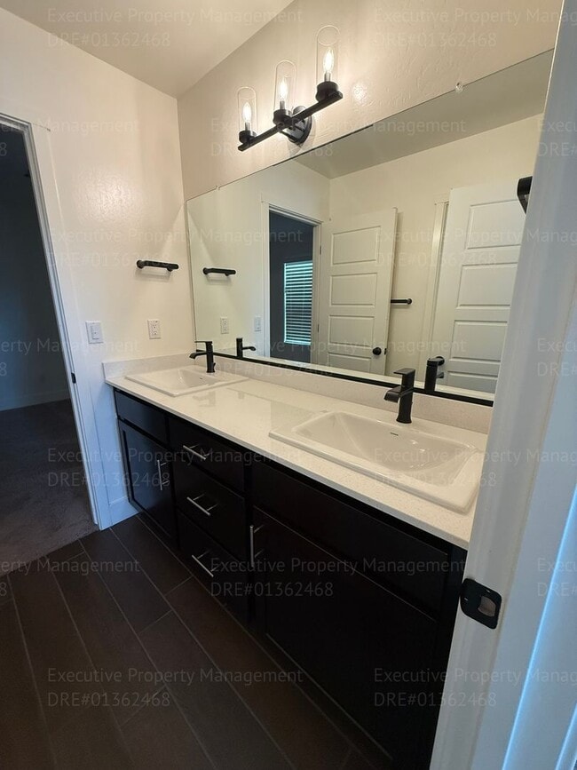 Building Photo - Spacious 4 bedroom/ 3 bathroom home