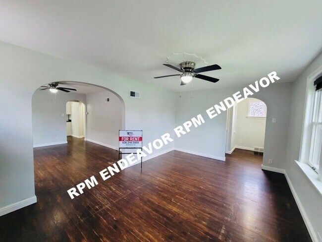 Building Photo - Charming 4 bedroom Available now!