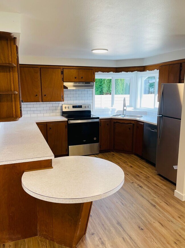Building Photo - Newly Renovated! Spacious 4 Bedroom 2 Bath...