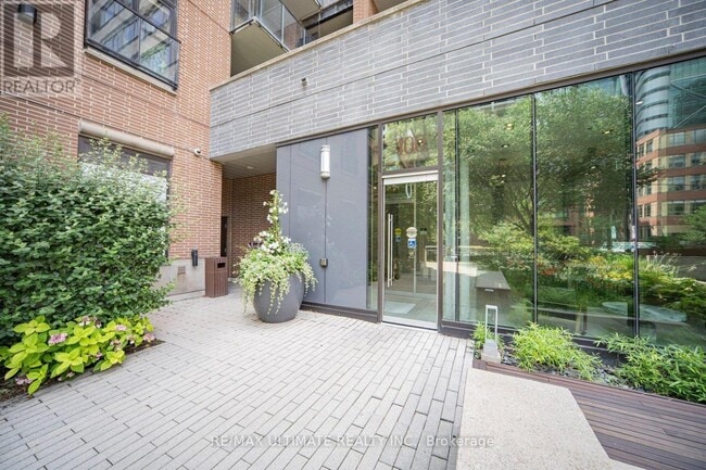 Building Photo - 400 Wellington St W