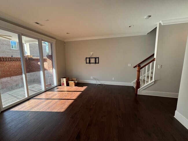 Foto del edificio - Available to Show