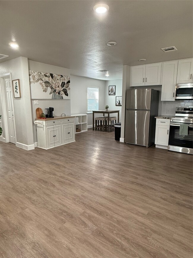 Building Photo - 3610 Newton Dr