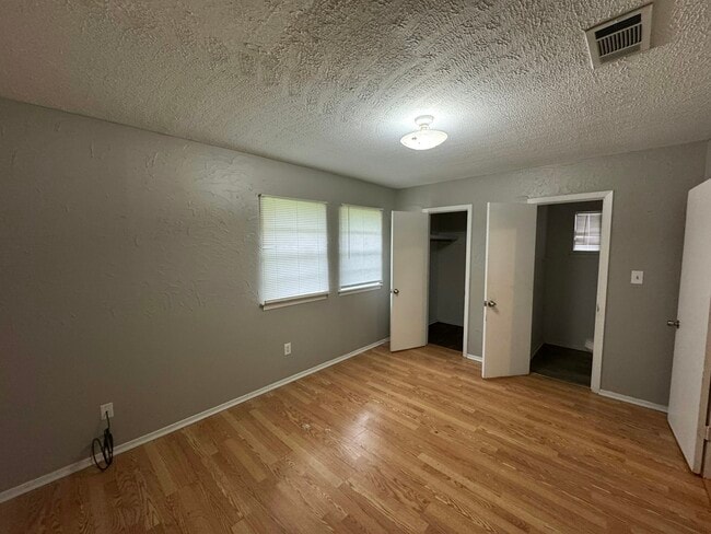 Building Photo - 130 E Woodcrest Dr