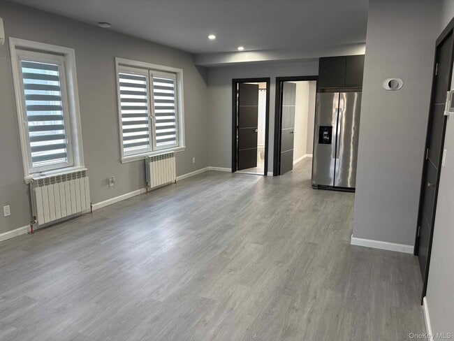 Foto del edificio - 58-46 Fresh Pond Rd