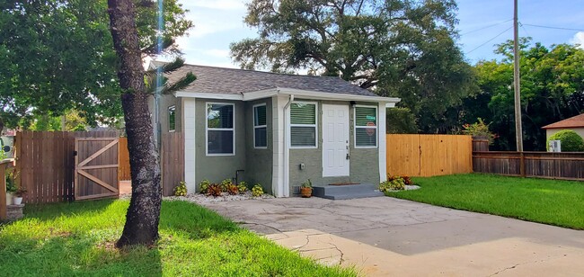 Building Photo - 3 Br 2 ba private home with washer/dryer i...