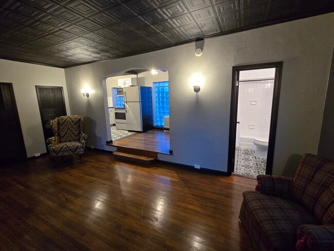 Building Photo - 606 Sunset Ave