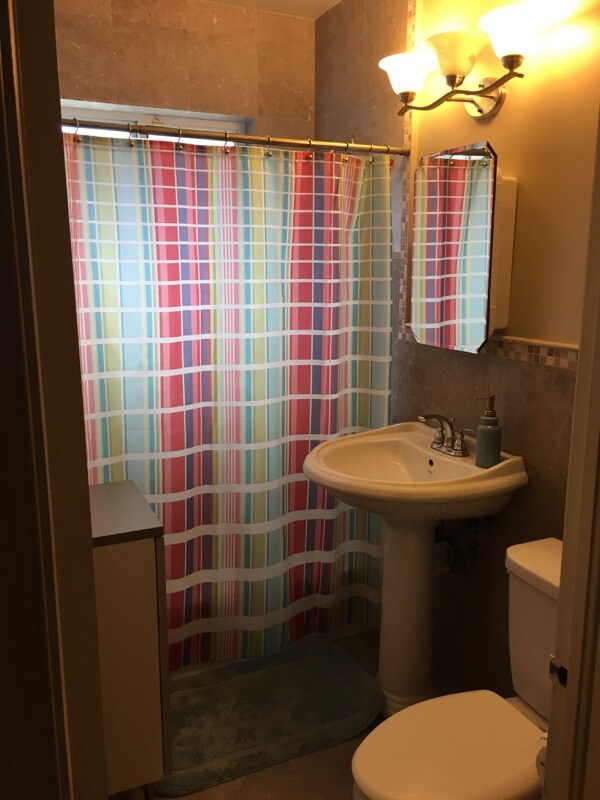 Guest Bath - 150 SW 27th Rd