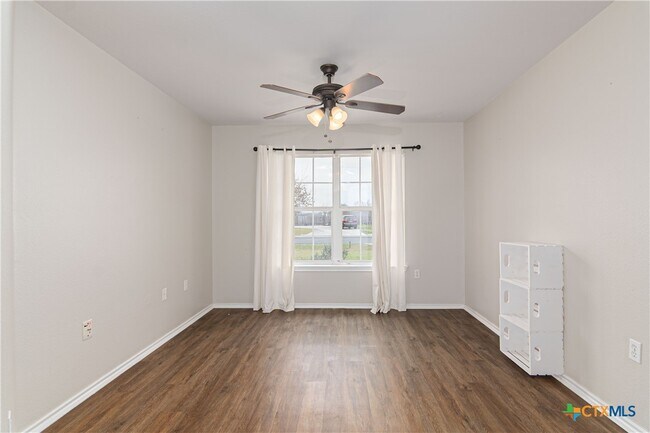 Foto del edificio - 121 Castlewood Dr