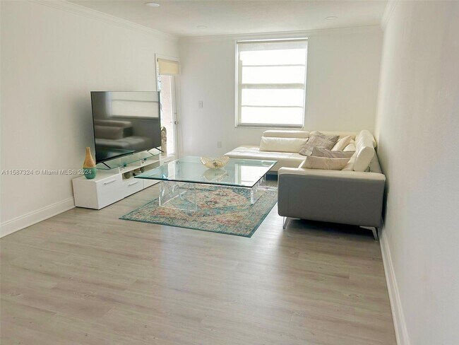 Foto del edificio - 17033 Northwest 66th Court, Hialeah, FL 33...