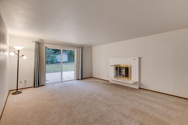 Foto del edificio - 3 Bedroom Rambler in Kirkland with Large Y...