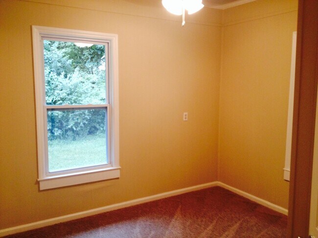Foto del edificio - 3 Bedroom 2 Bathroom JUST RENOVATED Lawncare Included/Granite Countertops