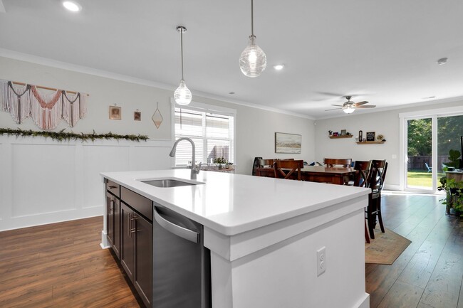 Building Photo - **Experience Modern Comfort and Elegance i...