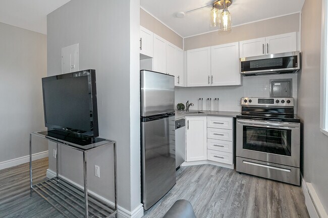 Building Photo - 2 Bedroom with In suite Laundry