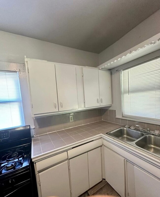 Building Photo - 1421 E 2nd St