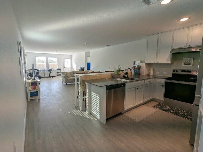 Foto del edificio - Room in Single Family Home on Repeating Wy