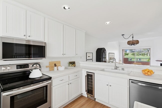 Building Photo - Villa Point Upper Unit with Loft and Golf ...