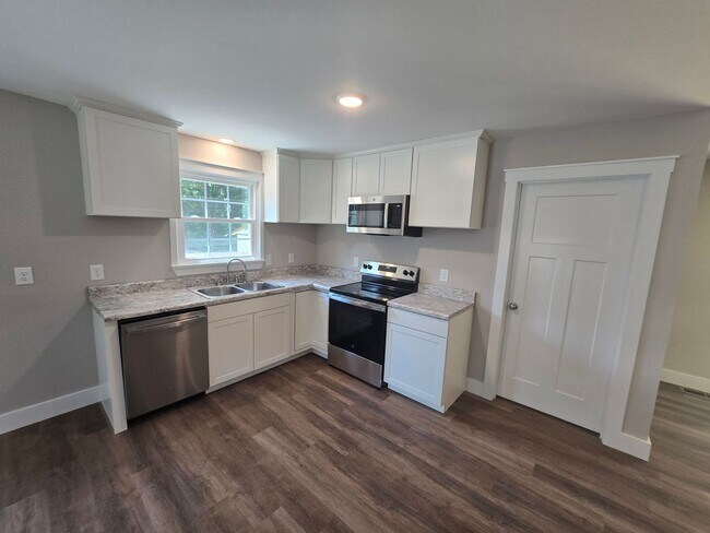 Foto del edificio - NEWLY REMODELED 3 BEDROOM IN PRINCE GEORGE