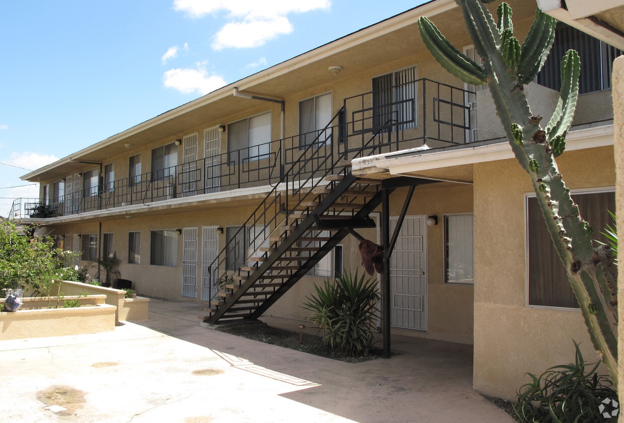 Building Photo - 5561 Gardendale St