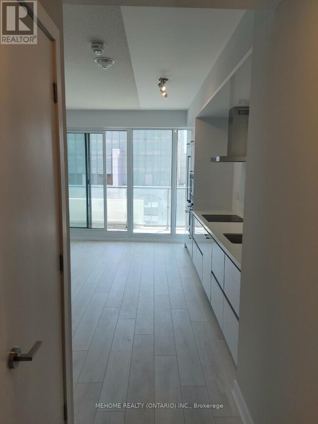 Building Photo - 2221-2221 Yonge St