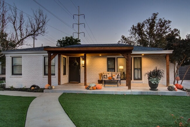 Building Photo - A Standard of Excellence in Tech Terrace!