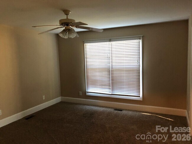 Foto del edificio - 126 Purple Finch Ln
