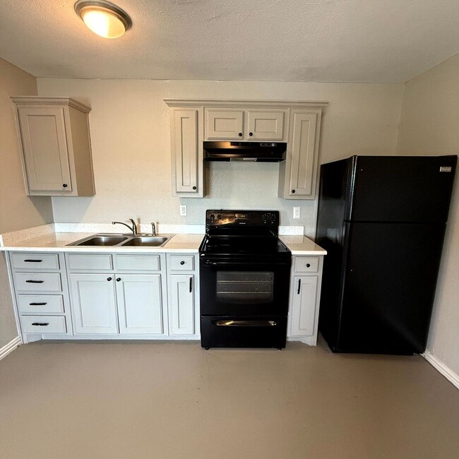 Building Photo - $500 Off 1st Full Month!* All Utilities In...