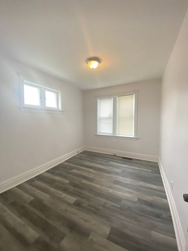 Building Photo - $200 OFF FIRST MONTHS RENT!Available Now! ...
