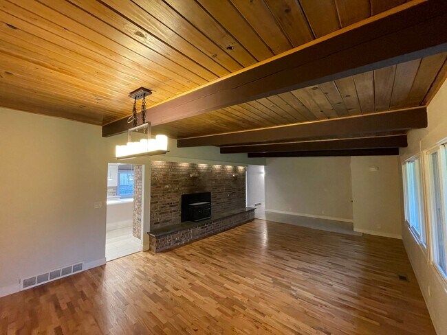 Building Photo - Spacious 4 Bed / 3 Bath Remodeled Rambler | Large Yard + Outbuildings + Minutes to Marina Desirab...