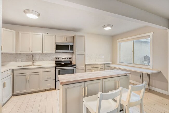 Foto del edificio - Upgraded 1 Bedroom Condo Near Freeway with Community Pool