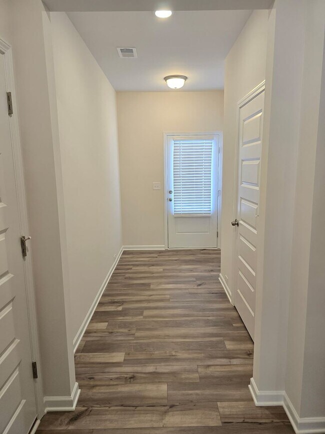 Foto del edificio - Brand new 3 bed 2.5 bath Townhome located ...