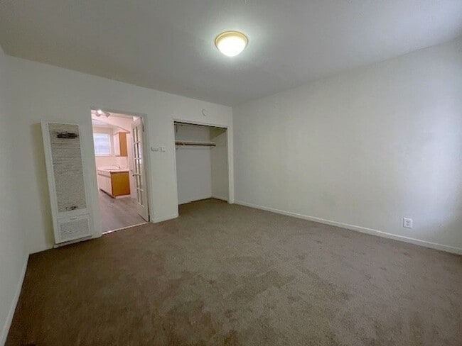 Building Photo - Charming, Studio Freshly Painted, move in ready