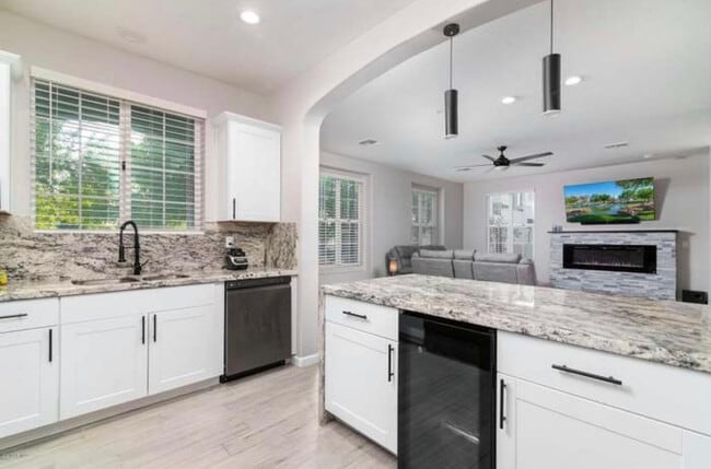 Building Photo - 2726 S Equestrian Dr