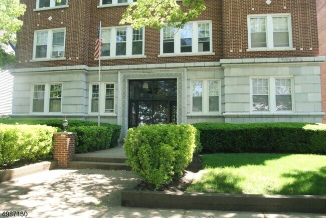 Building Photo - 47 N Fullerton Ave
