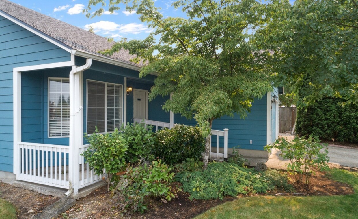Foto principal - Updated 3 Bedroom 2 Bathroom on Large Corn...