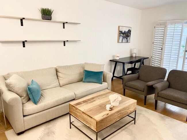 Sofá, escritorio y sillas para sala de estar. - 1131 Alta Loma Rd