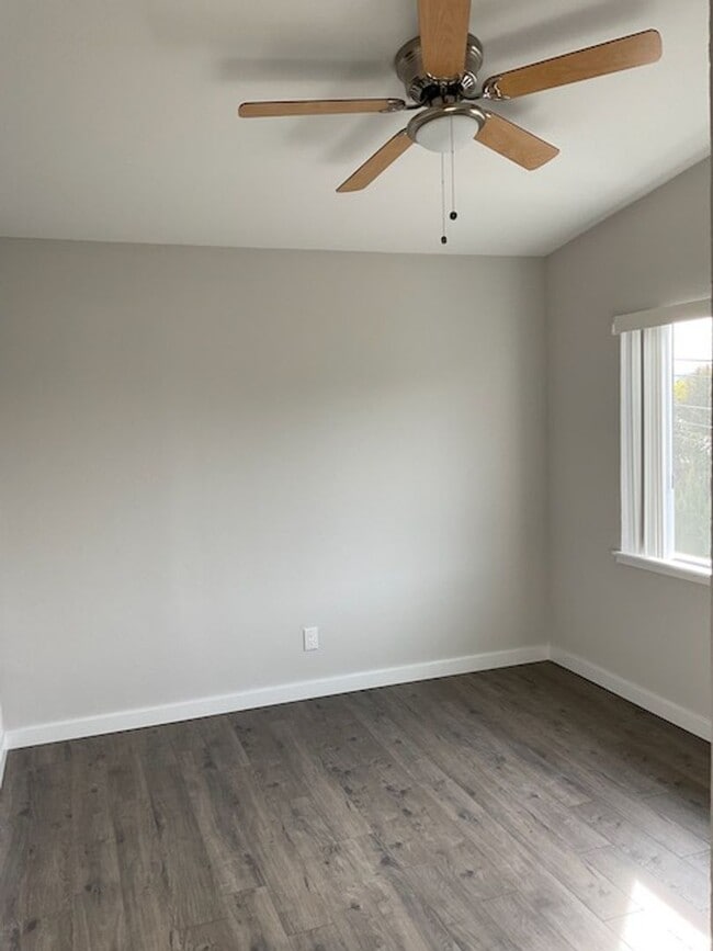 Building Photo - Modern Studio. Great Location.