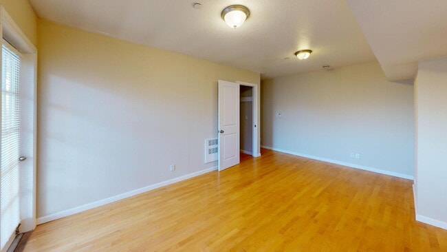 Building Photo - THIS IS A CO-LIVING SPACE in the Parkside ...