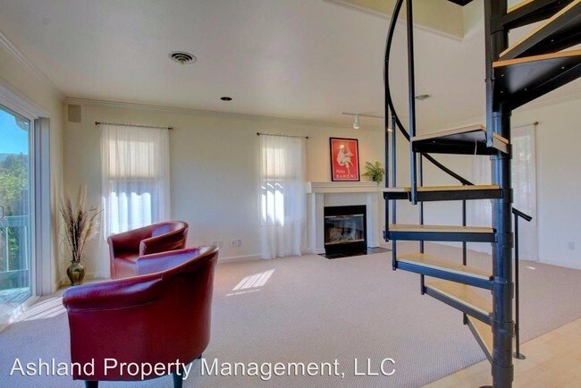 Building Photo - 4 br, 3.5 bath House - 584 Prim St
