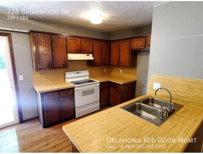 Building Photo - 728 Briarwood Dr