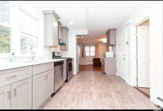 Foto del edificio - 76-12 166th St