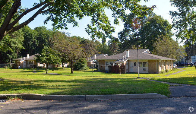 Building Photo - Pine Tree Apartments