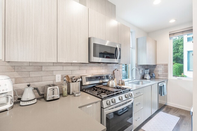Building Photo - 9413A Roosevelt Way NE